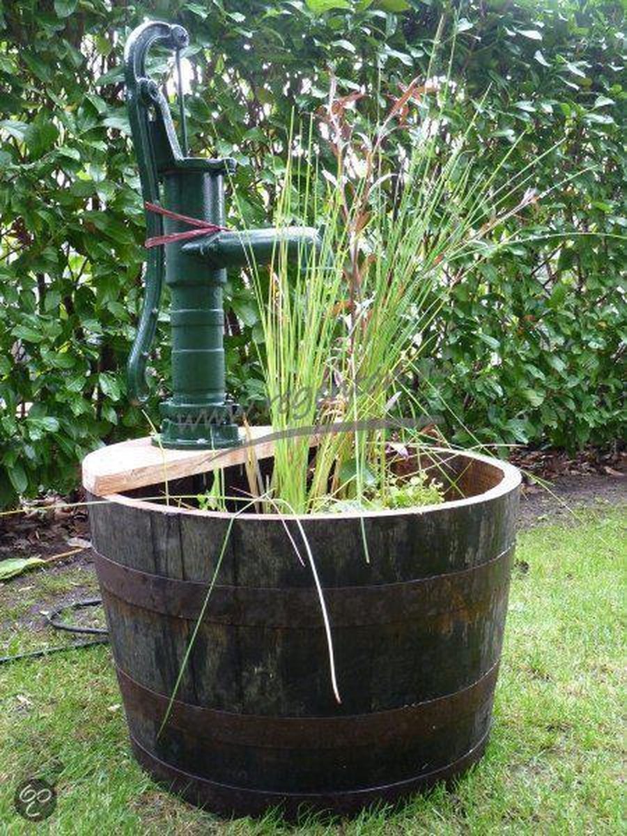 Water kuip whisky met gietijzeren hand pomp / Waterornament / Whisky waterbron / Vijver