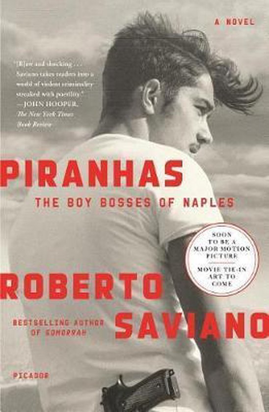 Boekcover van 'Piranhas: The Boy Bosses of Naples' door Roberto Saviano, met een jonge man en een pistool.