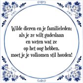 Tegeltje met Spreuk (Tegeltjeswijsheid): Wilde dieren en je familieleden; als je ze wilt gadeslaan en weten wat ze op het oog hebben, moet je je volkomen stil houden! + Kado verpak