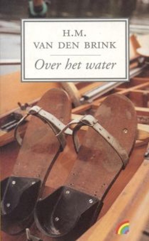 Boek 'Over het water' van H.M. Van den Brink met een foto van bruine sandalen in een boot.