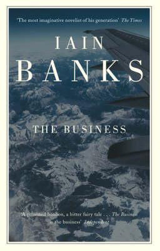 Boek 'The Business' van Iain Banks. Boekomslag met een vliegtuigvleugel boven besneeuwde bergen.