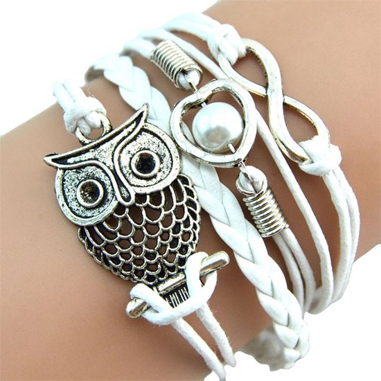 Witte leren armband met een zilverkleurig uiltje, hartje met parel, infinity symbool en spiralen.