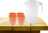 Set van 1x waterkan met deksel 1L met 4x drinkbekers kunststof oranje