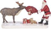 LuVille Kerstdorp Miniatuur Rendier die Kerstman Plaagt - L12 x B7,5 x H7 cm