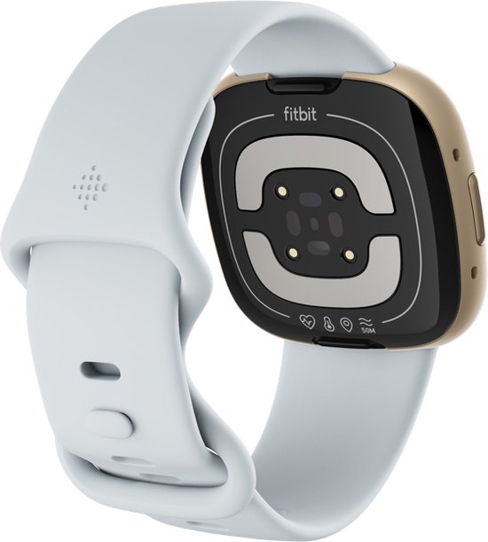 Onderkant van een goudkleurig Fitbit Sense 2 smartwatch met lichtblauw bandje, sensoren en Fitbit logo.