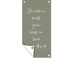 Tuinschilderij - Tuin - Natuur - Quotes - De natuur heeft geen haast en toch komt alles af - Tekst - 40x80 cm - Tuinposter - Schuttingdoek - Tuindoek - Buitenposter