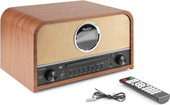 Audizio Salerno radio met CD-speler, met afstandsbediening en USB-kabel ernaast. Houten kast met stoffen voorkant.