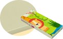 Gevouwen speelkleed met safari dieren, getoond naast een effen lichtgele mat.