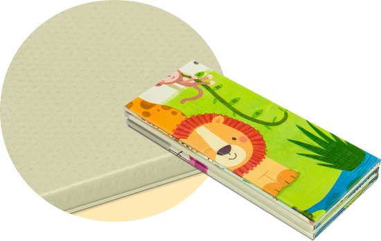 Gevouwen speelkleed met safari dieren, getoond naast een effen lichtgele mat.
