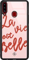 Casimoda® hoesje - Geschikt voor Samsung Galaxy A20s - La Vie Est Belle - Luxe Hard Case Zwart - Backcover telefoonhoesje - Multi