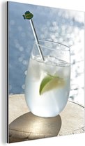 Wanddecoratie Metaal - Aluminium Schilderij Industrieel - Gin en tonic cocktail aan de helder blauwe zee - 30x40 cm - Dibond - Foto op aluminium - Industriële muurdecoratie - Voor de woonkamer/slaapkamer