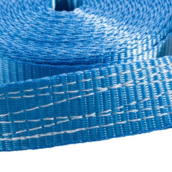 Close-up van een blauwe spangordel met witte stiksels, opgerold.