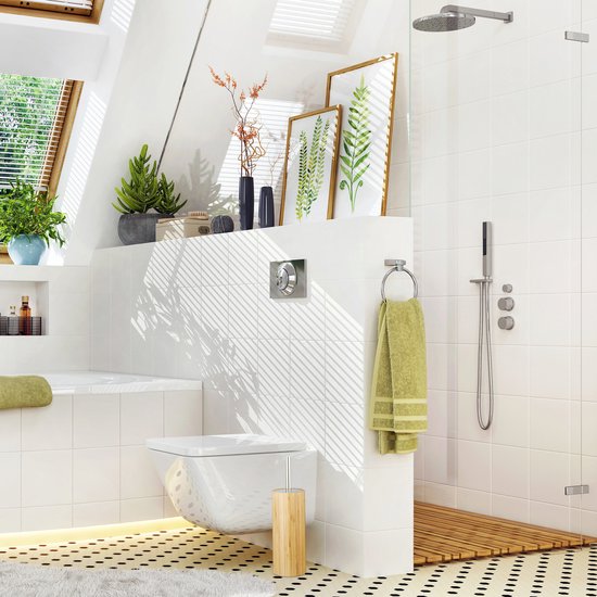 Moderne badkamer met wit tegelwerk, een inbouwtoilet en een inloopdouche met houten vloer.