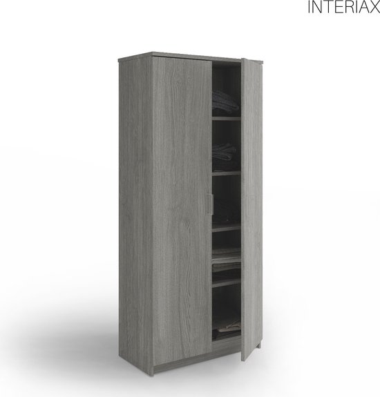 Grijze kledingkast met twee deuren en vier open legplanken, met kleding.