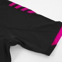 Zwarte korte mouw met roze accenten op de schouder en zoom.