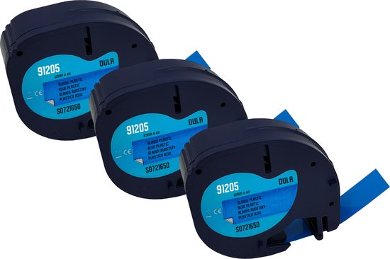 Drie donkerblauwe labelcassettes met blauwe tape. Tekst op label: 91205, DULA, 12mm x 4m, BLUE PLASTIC.