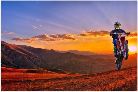 WallClassics - Poster Glossy - Motocycliste dans un paysage de montagne avec soleil - 60x40 cm Photo sur Papier Poster avec Finition Brillante