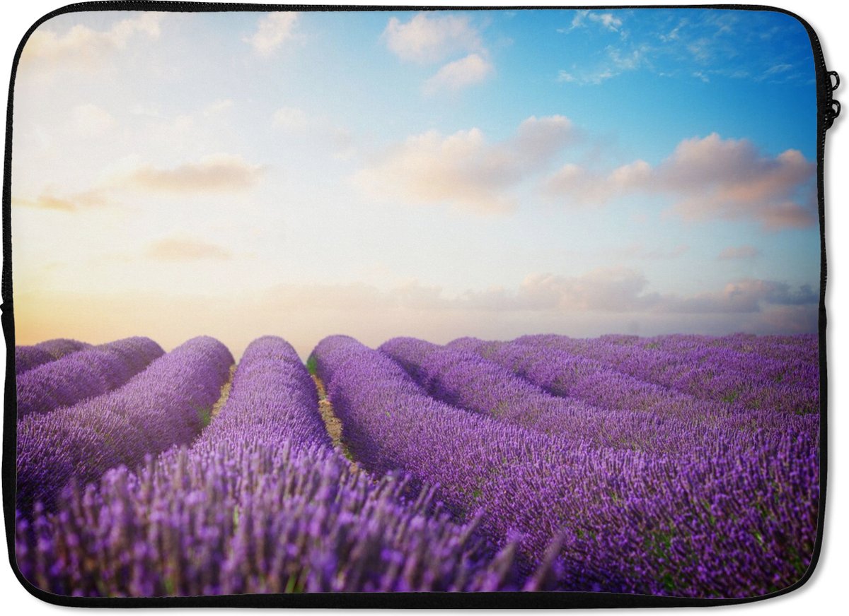 Laptophoes 14 inch - Lavendel - Lucht - Wolken - Bloemen - Laptop sleeve - Binnenmaat 33x23 cm - Zwarte achterkant