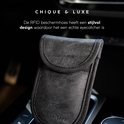 Zwarte leren RFID-beschermhoes geplaatst in een auto, met tekst 'Chique & Luxe'.