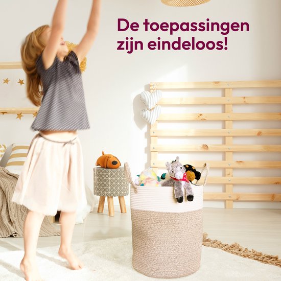Kind speelt in kinderkamer met mand vol speelgoed. Beige en witte mand met handvatten.