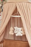 Baby ledikant met teddyberen mobiel, roze hemeltje en bloemenbehang.