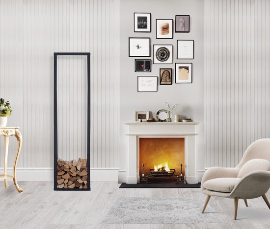 Een modern ingerichte woonkamer met een open haard en een zwart, hoog brandhoutrek gevuld met houtblokken.