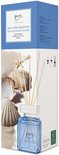 Diffuseur ipuro bleu avec coquillages, sable et bâtonnets. Texte : ipuro essentials sunny beachtime.