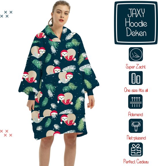 Een vrouw in een donkerblauwe hoodie deken met luiaards en kersttakken. Rechts met de tekst JAVY Hoodie Deken en iconen.