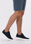 Man met donkerblauwe G-Star Raw sneakers aan, met korte broek. Witte zolen, suède, mesh en lederen details.