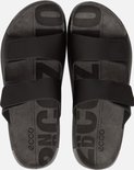 Paar zwarte ECCO sandalen met twee banden, klittenbandsluiting en logo-opdruk op de zool.