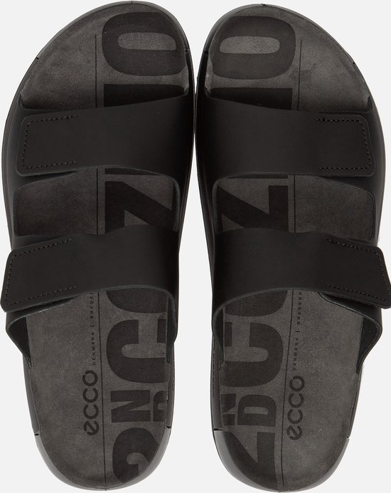Paar zwarte ECCO sandalen met twee banden, klittenbandsluiting en logo-opdruk op de zool.