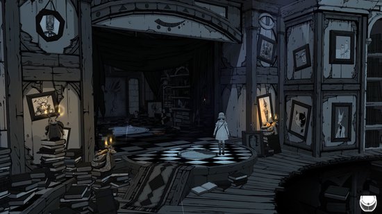 Een meisje in een witte jurk in een kamer vol boeken en ingelijste kunstwerken.