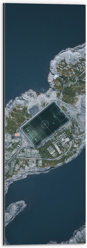 Dibond - Bovenaanzicht van Henningsvaer Stadium op Einlandje met Water Er Omheen - 20x60 cm Foto op Aluminium (Met Ophangsysteem)