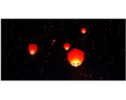 Poster Glanzend – Brandende Lampionnen Vliegend naar Sterrenhemel - 100x50 cm Foto op Posterpapier met Glanzende Afwerking