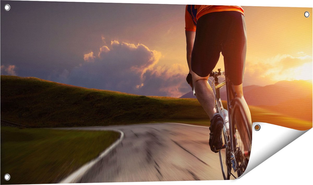 Gards Tuinposter Wielrennen Fietser op de Weg bij Zonsondergang - 100x50 cm - Tuindoek - Tuindecoratie - Wanddecoratie buiten - Tuinschilderij Multikleur