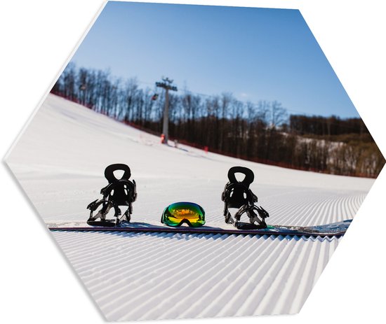 PVC Schuimplaat Hexagon - Snowboard met Bril op Perfect Wintersport Landschap - 60x52.2 cm Foto op Hexagon (Met Ophangsysteem)