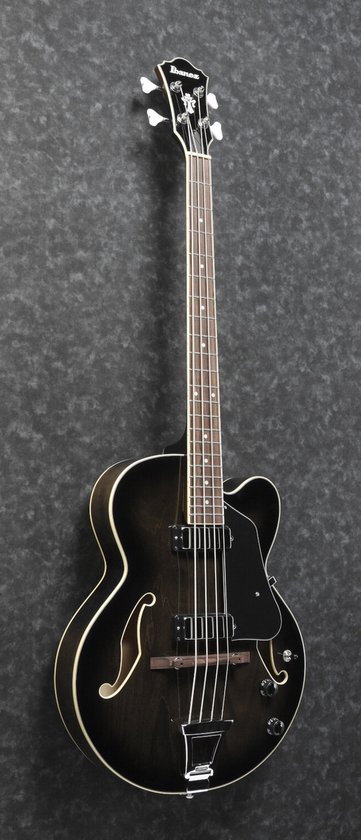 Zijaanzicht van de zwarte semi-akoestische Ibanez basgitaar met esdoorn body en geverniste toets.
