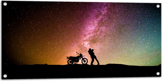 Tuinposter – Silhouet van Koppel met Motor onder Sterrenhemel in Verschillende Kleuren - 100x50 cm Foto op Tuinposter (wanddecoratie voor buiten en binnen)