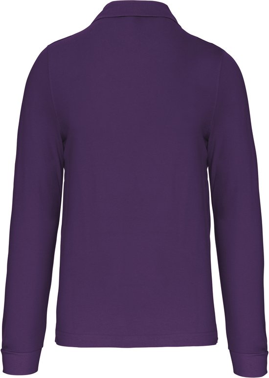Achterkant van een paars poloshirt met lange mouwen, knopen en kraag.