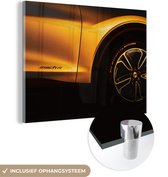 Glasschilderij auto - Goud - Zwart - Velg - Luxe - Foto op glas - Schilderij glas - Wanddecoratie glas - Slaapkamer - 160x120 cm - Woondecoratie - Muurdecoratie - Glasplaat