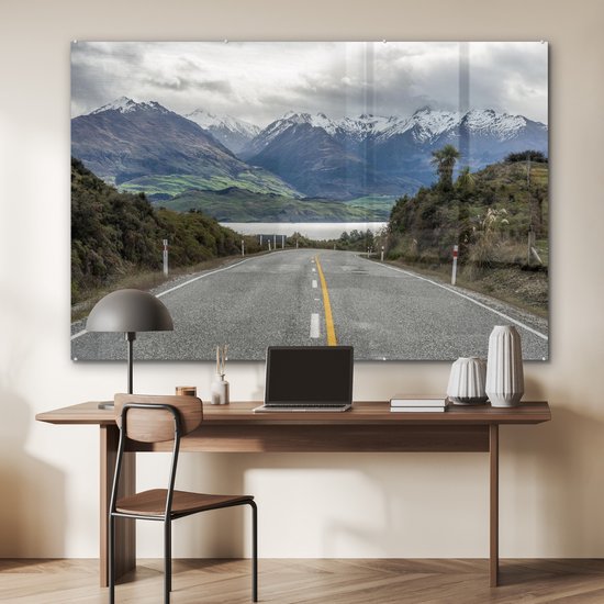 Highway at Lake Wanaka in New Zealand Plexiglass 180x120 cm - Tirage photo sur Glas (décoration murale en plexiglas) XXL / Groot format!