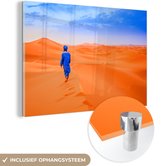 MuchoWow® Glasschilderij 120x80 cm - Schilderij acrylglas - Een Berber loopt in de woestijn - Foto op glas - Schilderijen