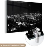MuchoWow® Glasschilderij - Zwart-wit skyline van het Colombiaanse Medellín tijdens de avond - 120x80 cm - Acrylglas Schilderijen - Foto op Glas