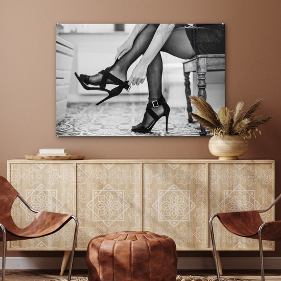 MuchoWow® Peinture sur Verre - Femme met des talons pour faire la fête - noir et blanc - 90x60 cm - Peintures sur Verre Acrylique - Photo sur Glas