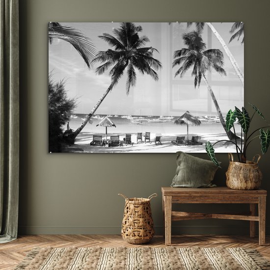 MuchoWow® Glasschilderij 150x100 cm - Schilderij acrylglas - Palmbomen en ligstoelen op het strand van Boracay - zwart wit - Foto op glas - Schilderijen