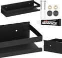 Zwarte metalen doucheplank met dubbele rand en details van de installatie-accessoires.