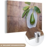 MuchoWow® Glasschilderij 90x60 cm - Schilderij acrylglas - Verse avocado op een plaat - Foto op glas - Schilderijen