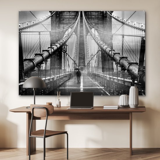 MuchoWow® Glasschilderij 150x100 cm - Schilderij acrylglas - Brooklyn brug tijdens de regen in zwart-wit - Foto op glas - Schilderijen