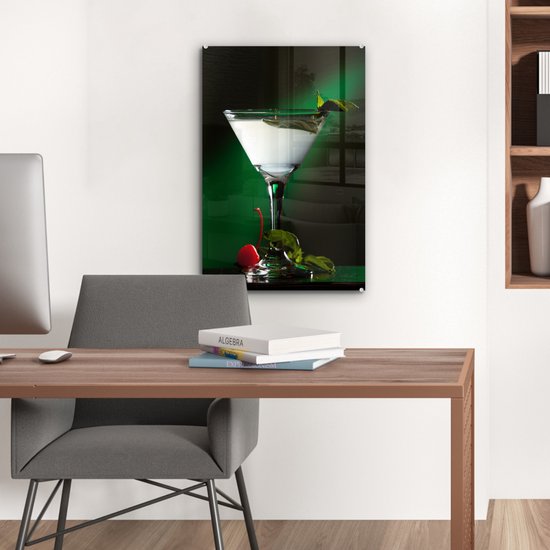 MuchoWow® Glasschilderij 40x60 cm - Schilderij acrylglas - Martini-cocktail met muntblad op een groene achtergrond - Foto op glas - Schilderijen