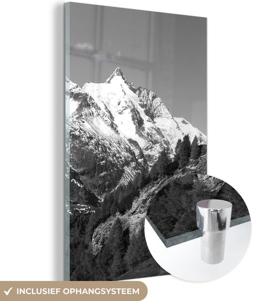 MuchoWow® Glasschilderij 80x120 cm - Schilderij acrylglas - De hoogste berg tijdens de herfst in het Park Hohe Tauern in Oostenrijk - zwart wit - Foto op glas - Schilderijen